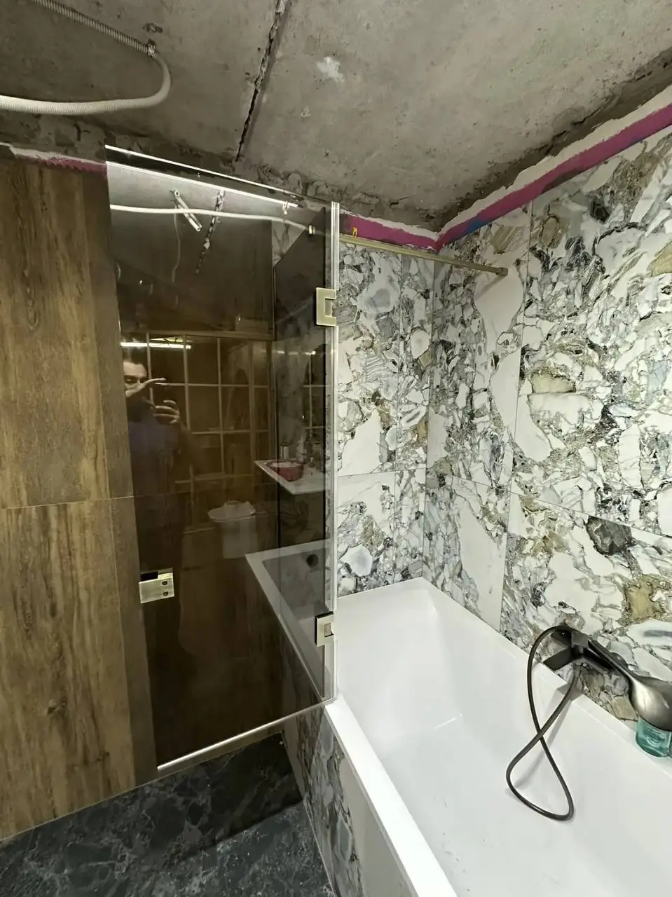 🚿 Планируете ремонт? Не забудьте про перегородку в душевой 🚿
⠀
Когда идёт ремонт, голова занята плиткой, сантехникой и розетками | Сетка — социальная сеть от hh.ru