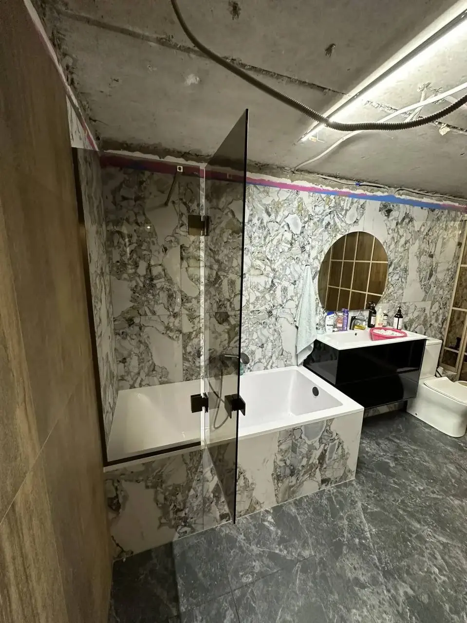 🚿 Планируете ремонт? Не забудьте про перегородку в душевой 🚿
⠀
Когда идёт ремонт, голова занята плиткой, сантехникой и розетками | Сетка — социальная сеть от hh.ru