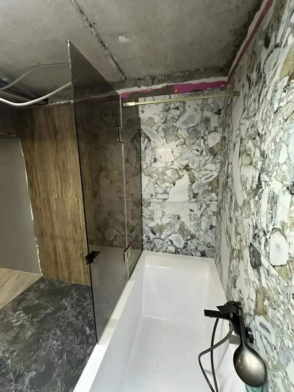 🚿 Планируете ремонт? Не забудьте про перегородку в душевой 🚿
⠀
Когда идёт ремонт, голова занята плиткой, сантехникой и розетками | Сетка — социальная сеть от hh.ru