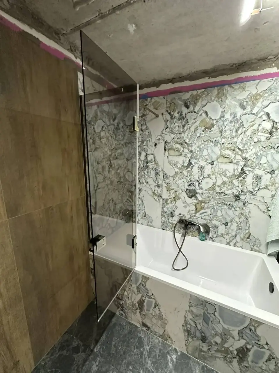 🚿 Планируете ремонт? Не забудьте про перегородку в душевой 🚿
⠀
Когда идёт ремонт, голова занята плиткой, сантехникой и розетками | Сетка — социальная сеть от hh.ru
