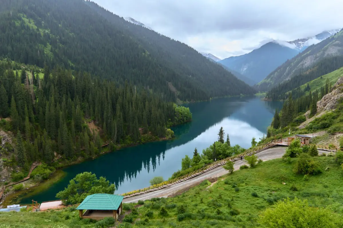 Выводим ваши бренд-коммуникации на новый ландшафт
🏔
За один день в Казахстане можно сменить мегаполис на марсианский каньон, а затем — на высокогорные озера | Сетка — социальная сеть от hh.ru
