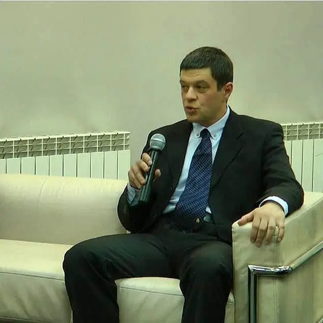Парадокс современного найма: чем сложнее управленец, тем сложнее его нанять
Поймал себя на интересном наблюдении.
Чем сложнее управленческий опыт, тем тяжелее его упаковать в современную систему найма | Сетка — социальная сеть от hh.ru