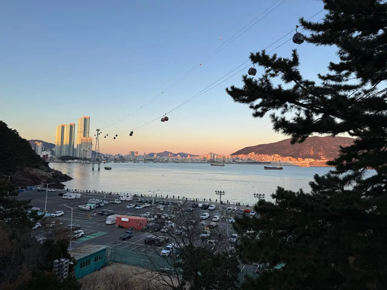 🇰🇷Пусан
Не покатался на монорельсе, но зато попал в кабинку фуникулёра на закате! Вид на залив, холмики, весь город и сам парк с монорельсом | Сетка — социальная сеть от hh.ru