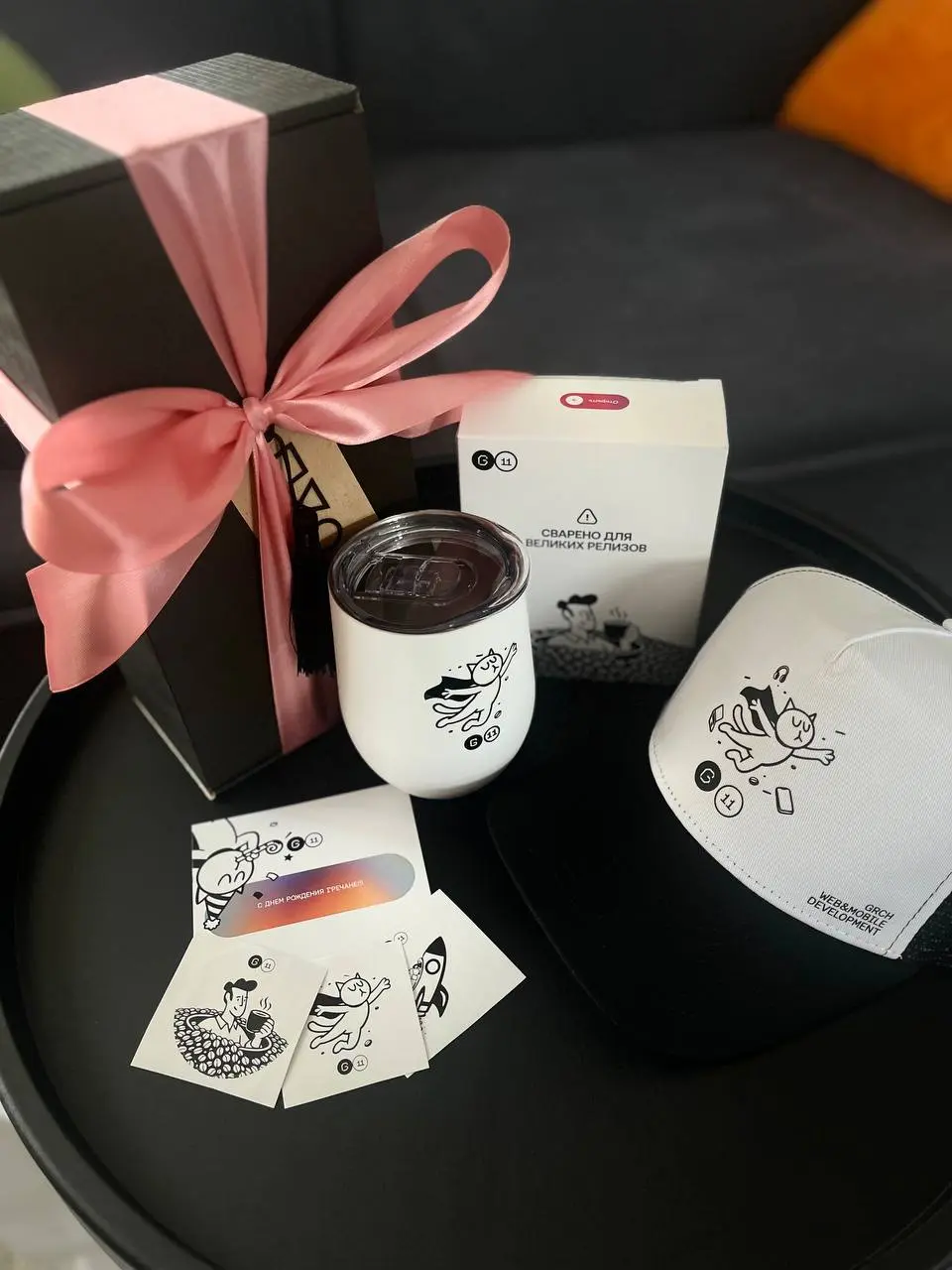 🎁 А мы тут подарочки активно получаем
На день рождения студии играли в онлайн-версию «Игры в кальмара». А теперь наши ребята из разных уголков страны получают подарочные боксы | Сетка — социальная сеть от hh.ru