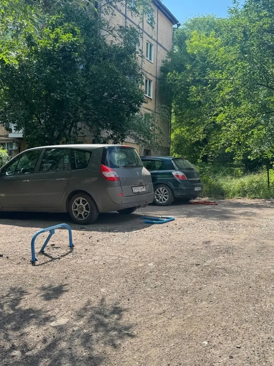 Жители дома №151 по Набережной в Донецке жалуются на парковочных самозахватчиков | Сетка — социальная сеть от hh.ru