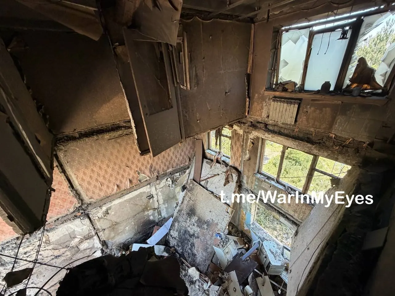 Последствия прилета ударного БПЛА в 5-ти этажный жилой дом в Калининском районе Горловки
В результате прилета один подъезд обрушился, погибли 3 человека. | Сетка — социальная сеть от hh.ru