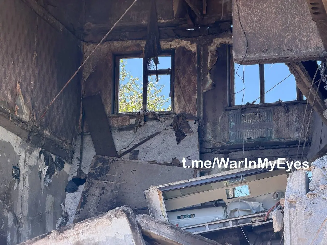 Последствия прилета ударного БПЛА в 5-ти этажный жилой дом в Калининском районе Горловки
В результате прилета один подъезд обрушился, погибли 3 человека. | Сетка — социальная сеть от hh.ru