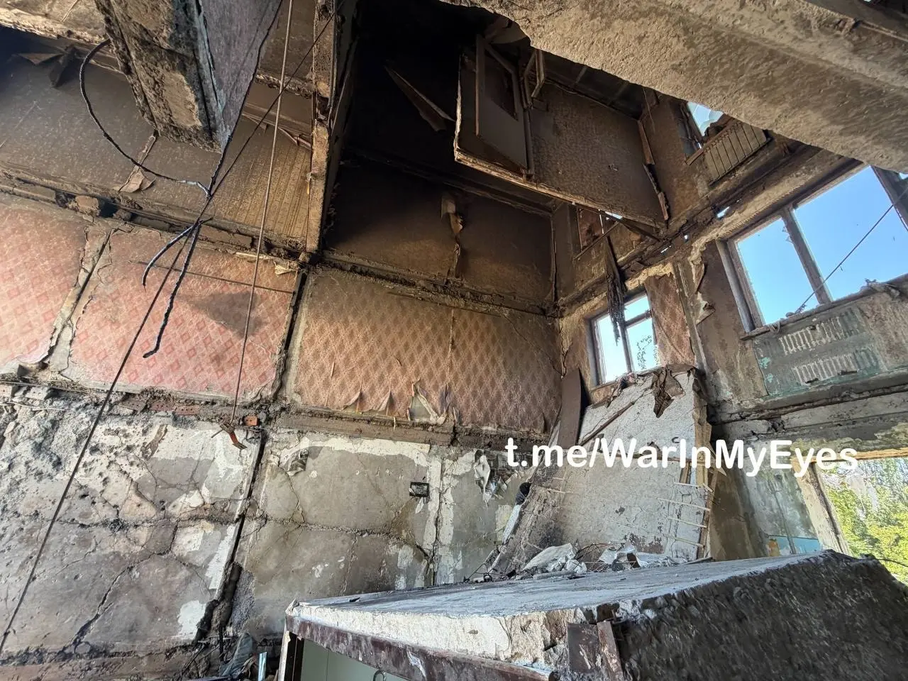 Последствия прилета ударного БПЛА в 5-ти этажный жилой дом в Калининском районе Горловки
В результате прилета один подъезд обрушился, погибли 3 человека. | Сетка — социальная сеть от hh.ru