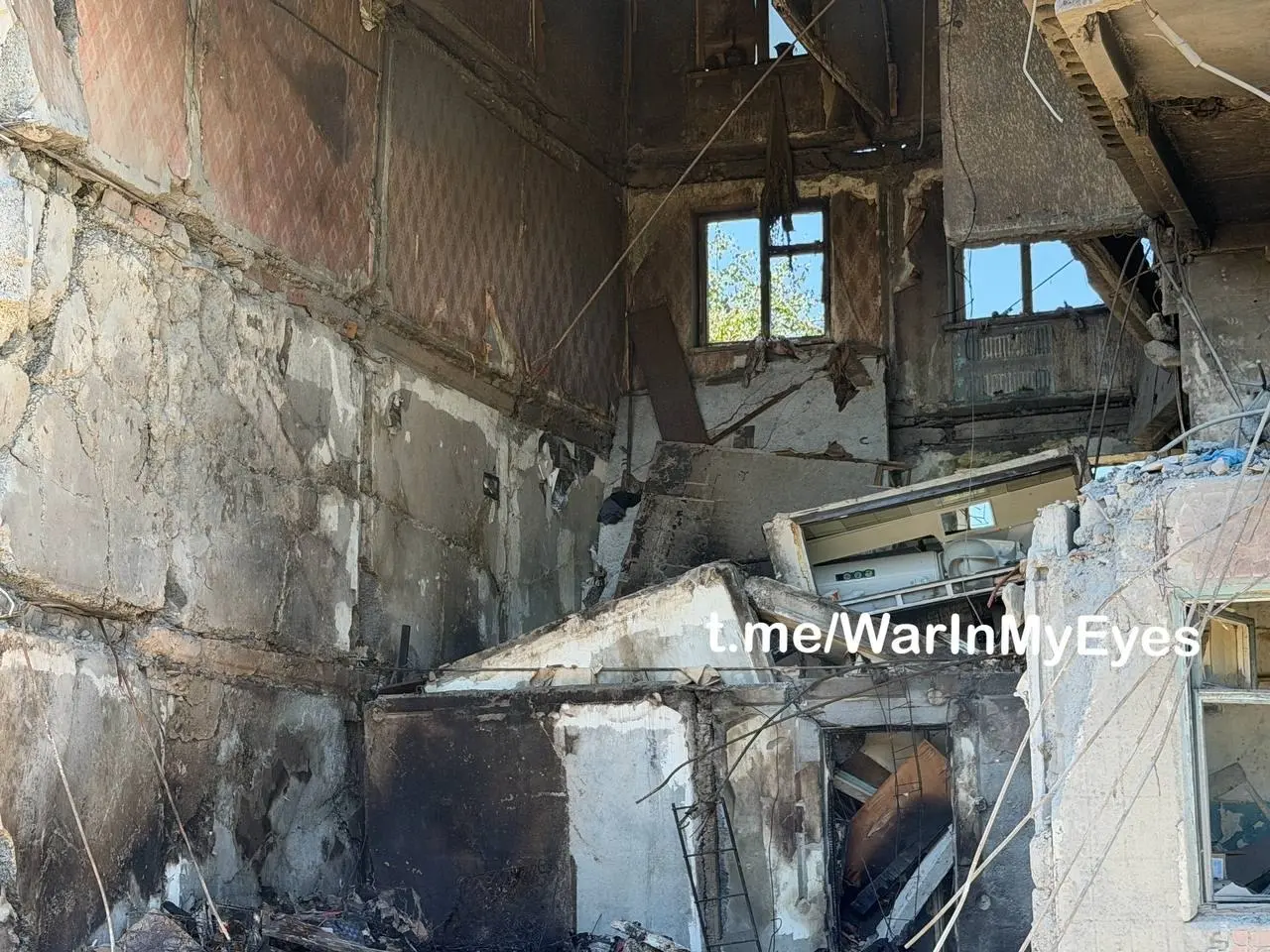 Последствия прилета ударного БПЛА в 5-ти этажный жилой дом в Калининском районе Горловки
В результате прилета один подъезд обрушился, погибли 3 человека. | Сетка — социальная сеть от hh.ru
