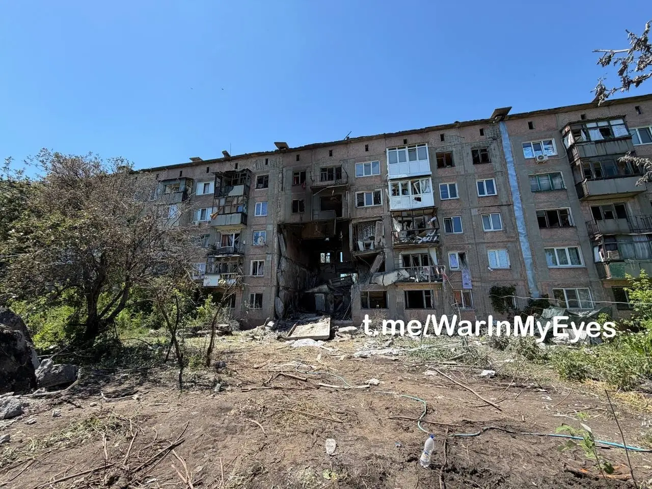 Последствия прилета ударного БПЛА в 5-ти этажный жилой дом в Калининском районе Горловки
В результате прилета один подъезд обрушился, погибли 3 человека. | Сетка — социальная сеть от hh.ru