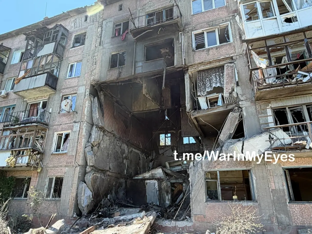 Последствия прилета ударного БПЛА в 5-ти этажный жилой дом в Калининском районе Горловки
В результате прилета один подъезд обрушился, погибли 3 человека. | Сетка — социальная сеть от hh.ru