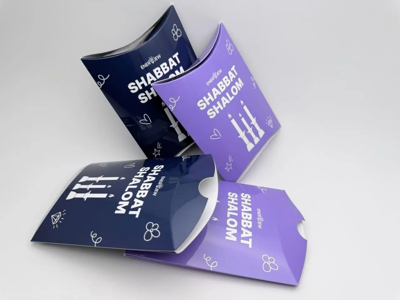 🎬 Кейс Sunprint®
Упаковка для свечей — два дизайна по 250 штук. Свечи заказчика, всё остальное на нас: от печати до собранного и расфасованного тиража | Сетка — социальная сеть от hh.ru