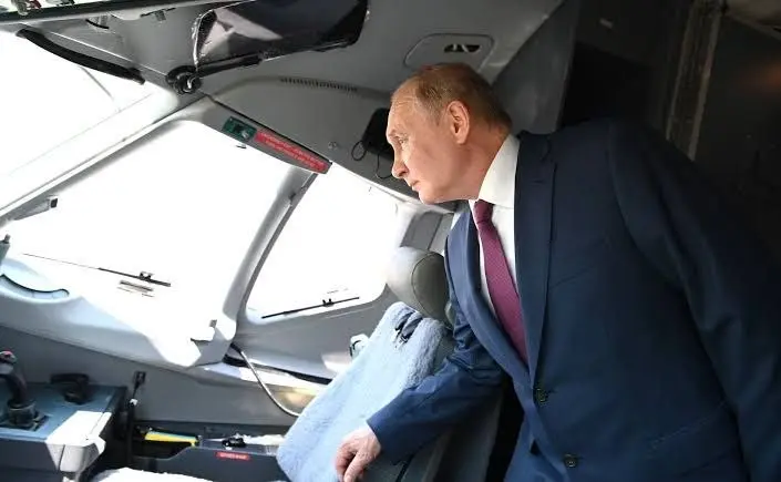 Авиапром. Сделали, но не торопимся
Значит так. Владимир Путин вчера приехал в Жуковский, посмотрел на самолёты и выдал интересные нам тезисы | Сетка — социальная сеть от hh.ru