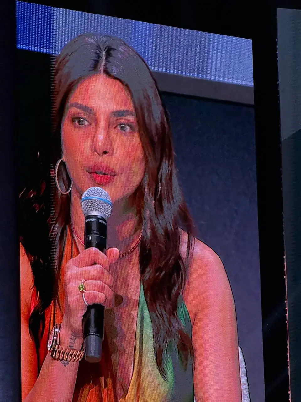 Вчера не написала про Прянку Чопру - Priyanka Chopra Jonas, потому что она просто очень красивая, а нас же с вами триггерит, когда просто красивая женщина выходит на сцену и говорит банальности? Меня ... | Сетка — социальная сеть от hh.ru