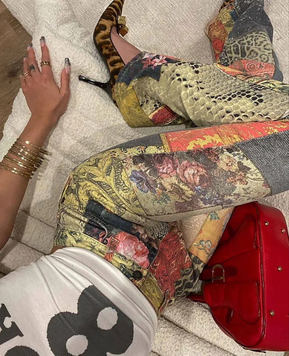 Хотелка дня: Винтажные джинсы Roberto Cavalli.
Они идеальные ❤️ | Сетка — социальная сеть от hh.ru