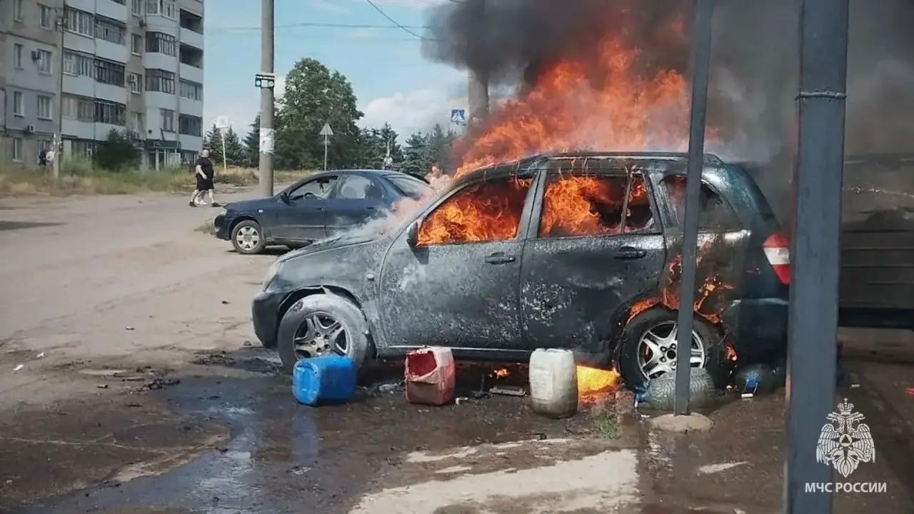 Последствия атаки БПЛА на автомобили в Лисичанске (ЛНР) | Сетка — социальная сеть от hh.ru