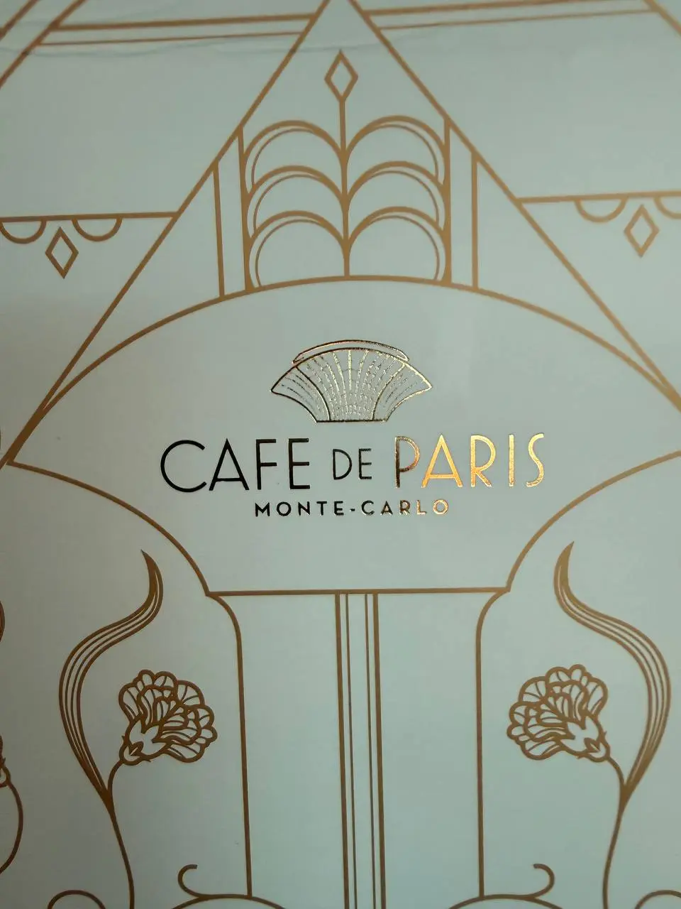 С четверга жизнь Cannes Lions становится тише и можно уехать куда глаза глядят. Но я еще напишу все что думаю глобально и по частностям.
Ad’e ❤️ | Сетка — социальная сеть от hh.ru