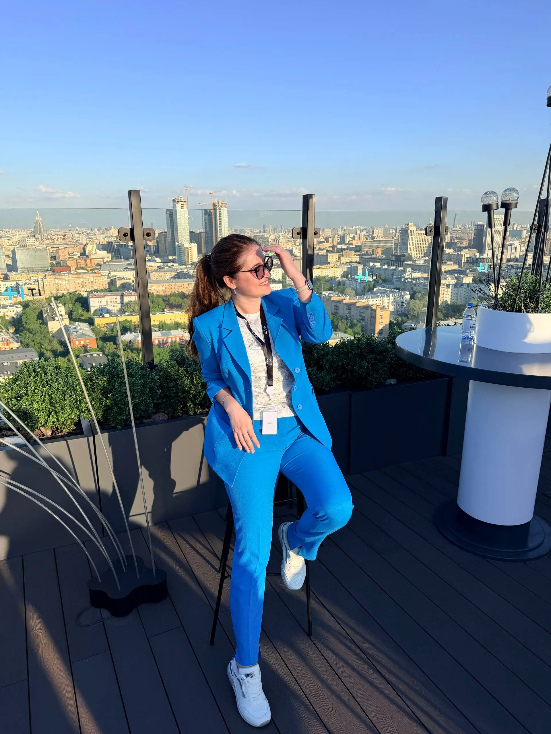 📸 Смотрите, кто это тут у нас
Слева - девочка, которая точно знала: она будет актрисой. Или прокурором. Или кем-то очень громким и важным | Сетка — социальная сеть от hh.ru
