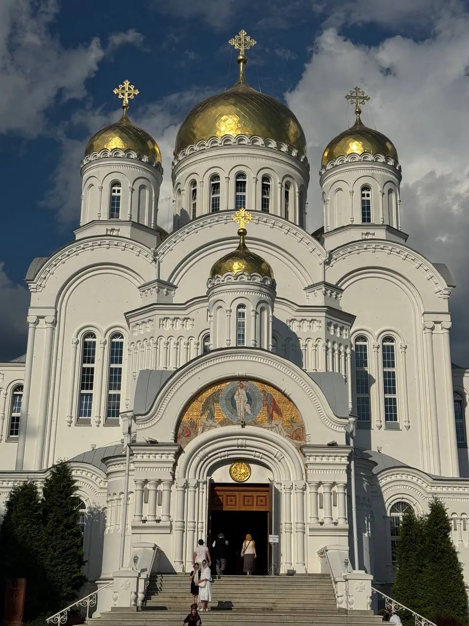 🌟 Почему вера так важна для пожилых людей?
Во-первых, она даёт чувство защищённости. Когда человек знает, что он не один, что есть кто-то (или что-то), кто слышит его молитвы, — уходит острота страха | Сетка — социальная сеть от hh.ru