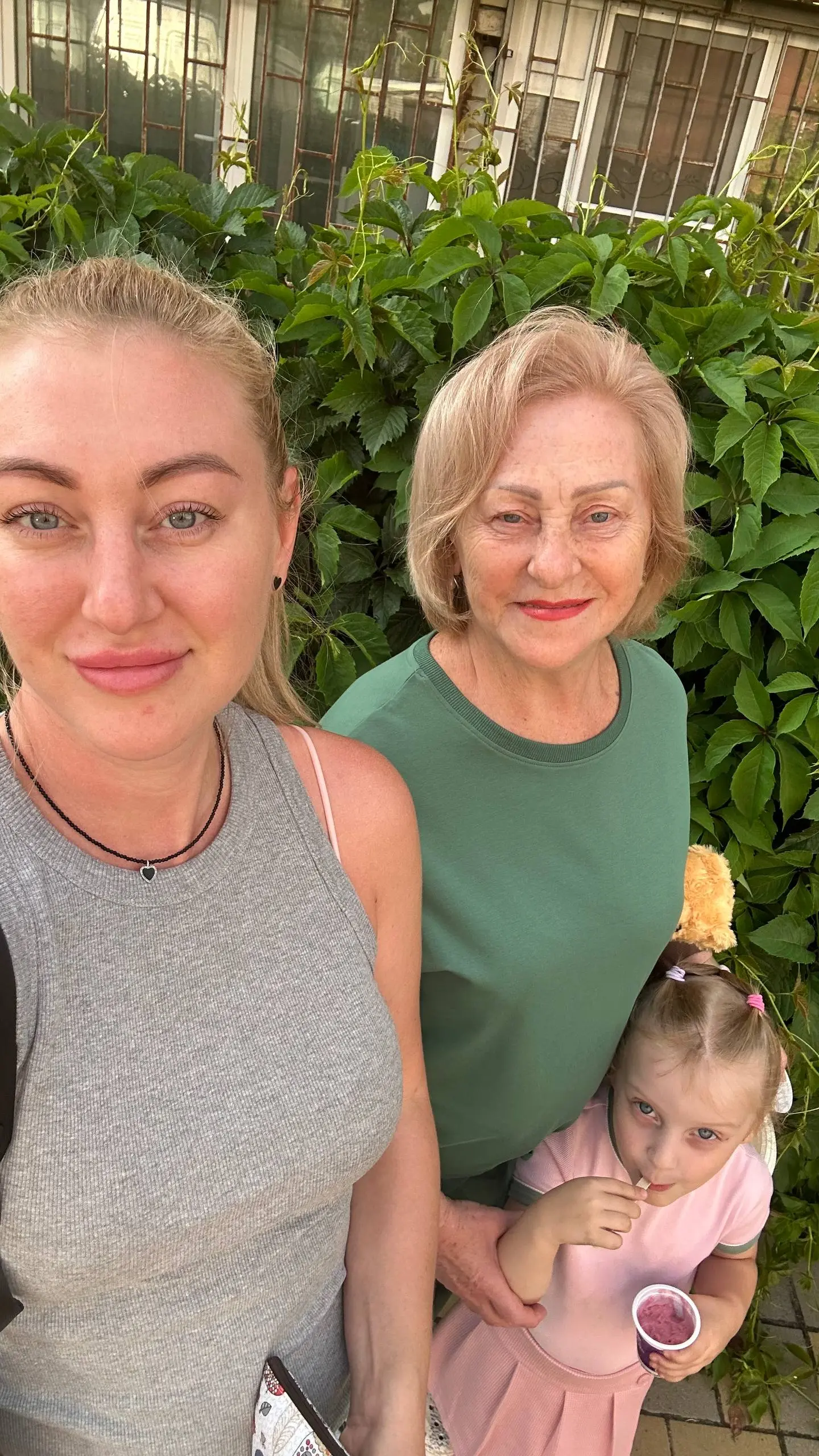 Вчера шла с офиса, встретила маму с племяшкой 🥰❤️
Стоим болтаем, а я смотрю и думаю, мы с мамой похожи или мне кажется?
Как думаете, похожи мы? | Сетка — социальная сеть от hh.ru