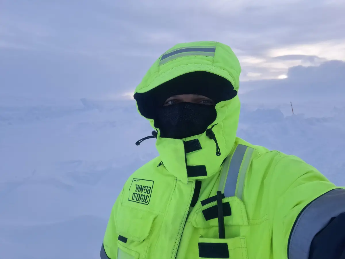 Работа на Севере, вдали от дома, от жены и ребёнка — это тяжёлый выбор, который каждый из нас делает осознанно. Мы здесь не потому, что нам нравится холод и ветер | Сетка — социальная сеть от hh.ru