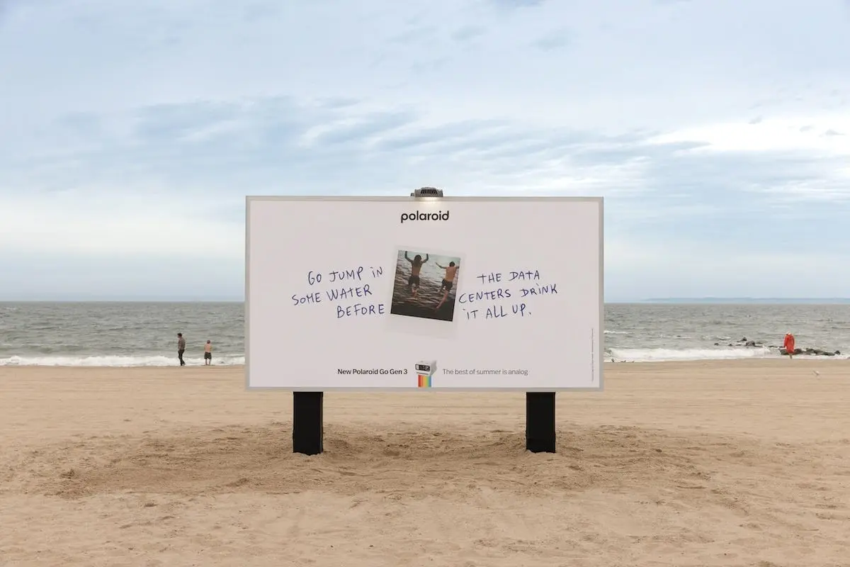 С удивлением узнал, что Polaroid до сих пор жив.
И делает классную рекламу.
И опять приём оседлать тему из инфополя, которая триггерит, чтобы привлечь внимание к креативу.
Что, на самом деле, просто | Сетка — социальная сеть от hh.ru