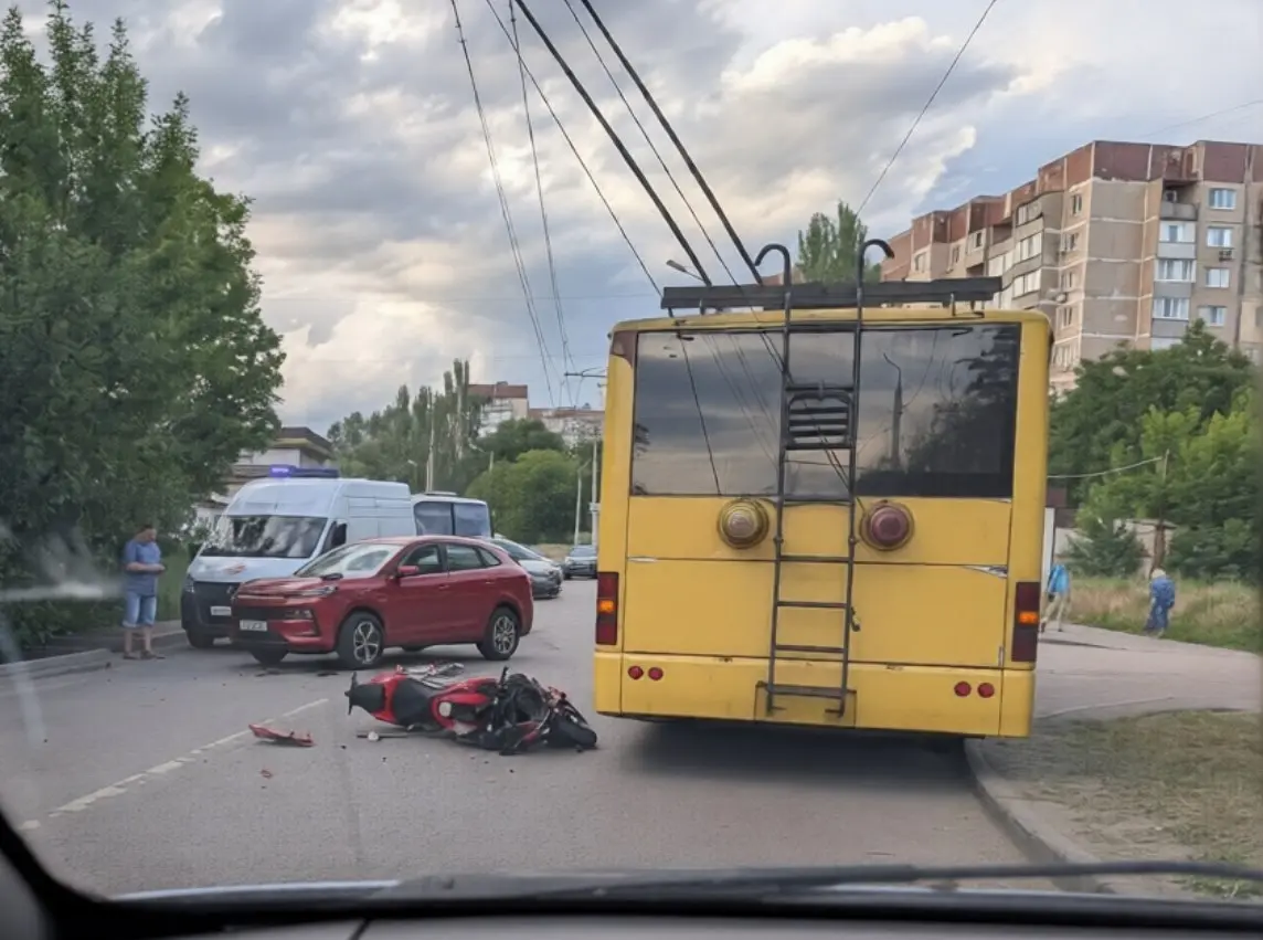 Ещё фото с места ДТП с участием мотоциклиста на ул. Щетинина возле ледовой арены "Алмаз" | Сетка — социальная сеть от hh.ru