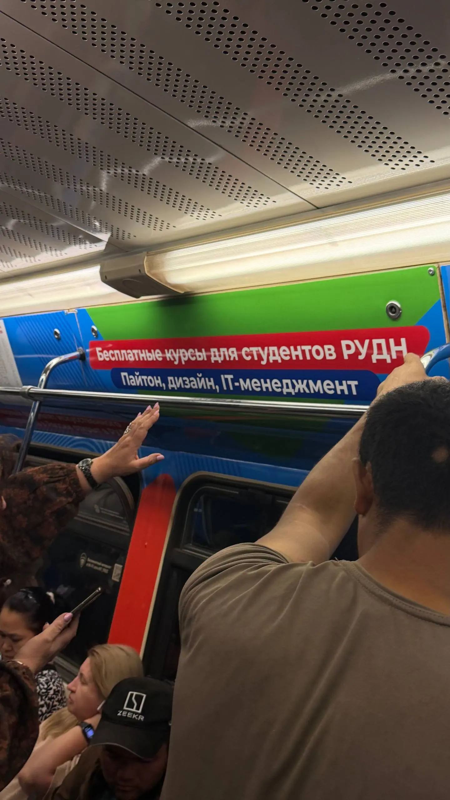 Импортозамещение?🙈
Реклама в московском метро 😅 | Сетка — социальная сеть от hh.ru