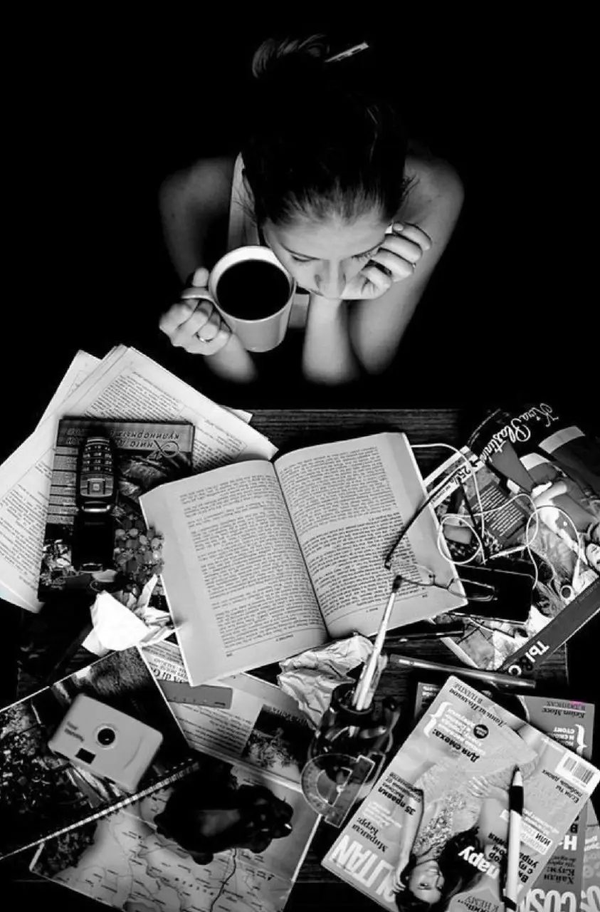 Чтение как новая эстетика 📚
Автор: Лилия Дасаева — креативный продюсер, предприниматель.
Чтение незаметно стало новой эстетикой, способом развить креативное и предпринимательское мышление | Сетка — социальная сеть от hh.ru