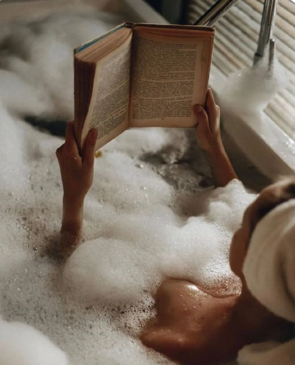 Чтение как новая эстетика 📚
Автор: Лилия Дасаева — креативный продюсер, предприниматель.
Чтение незаметно стало новой эстетикой, способом развить креативное и предпринимательское мышление | Сетка — социальная сеть от hh.ru
