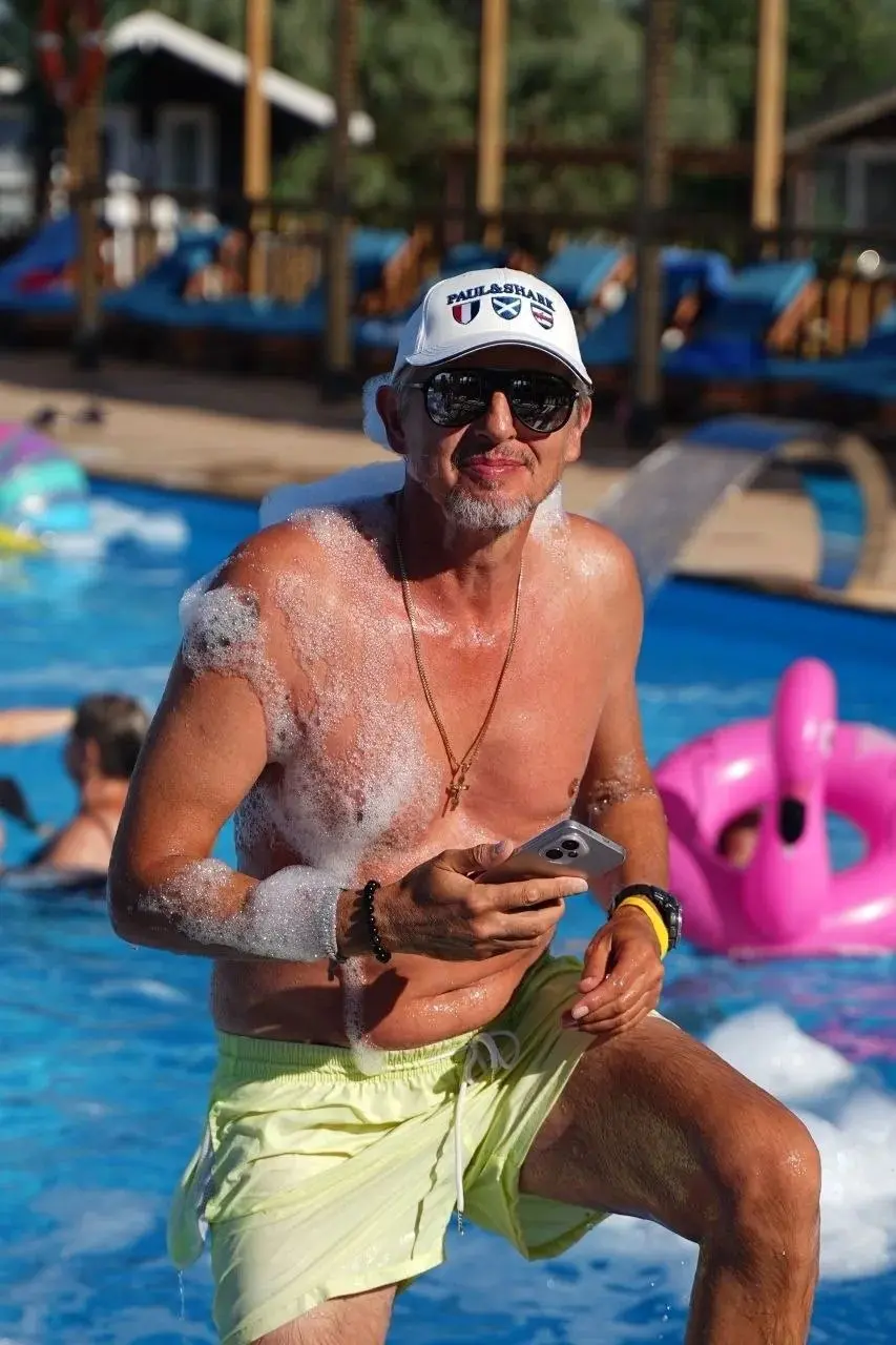 Недавно у Родни, моего любимого мужа, был День рождения 🎉😍
Отмечали дома, моей любимой подруге Кристине удалось удивить его неожиданным подарком - фигурками для его обожаемого  пруда | Сетка — социальная сеть от hh.ru