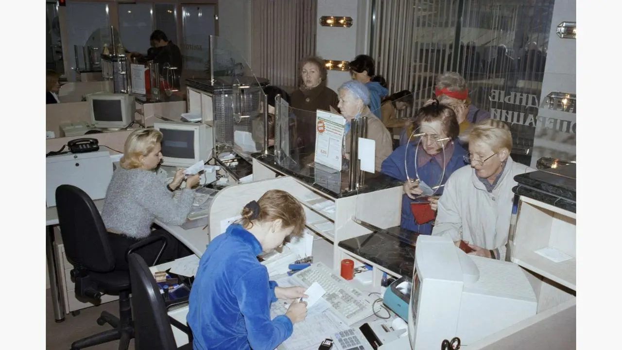 Записки субботнего блогера
27 июня 1967 года в Лондоне появился первый банкомат.
Сейчас в этом факте уже почти нет удивления | Сетка — социальная сеть от hh.ru