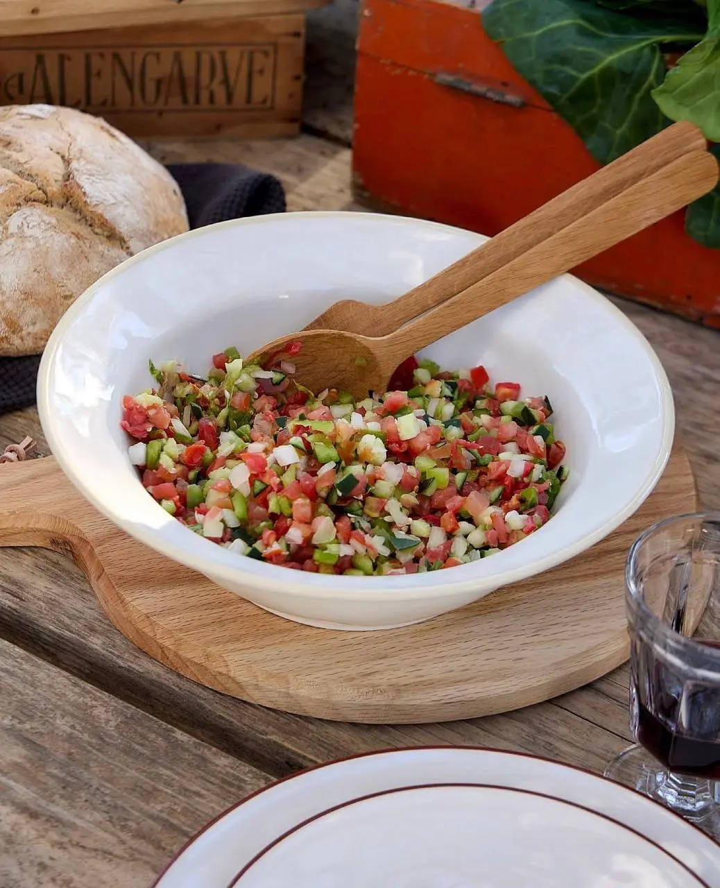 Лето на тарелке по-португальски. ☀️🍅
В южной Португалии такой салат готовят практически к каждому обеду. Он идеально сочетается с рыбой, мясом, молодым сыром и, конечно, свежим хлебом | Сетка — социальная сеть от hh.ru