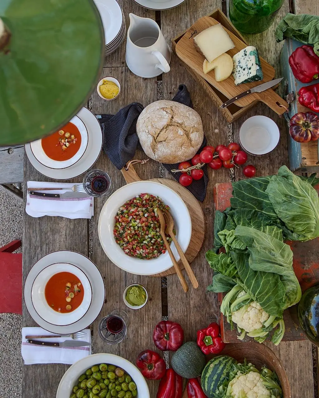 Лето на тарелке по-португальски. ☀️🍅
В южной Португалии такой салат готовят практически к каждому обеду. Он идеально сочетается с рыбой, мясом, молодым сыром и, конечно, свежим хлебом | Сетка — социальная сеть от hh.ru