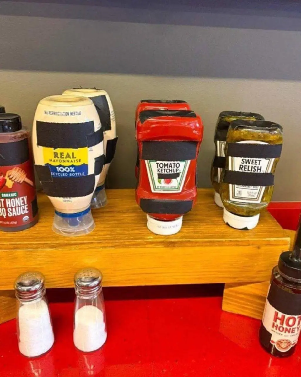 К компании Levi's и Gillette присоединился Heinz.
FIFA заклеила логотипы на банках с кетчупом и соусах Heinz на всех стадионах | Сетка — социальная сеть от hh.ru