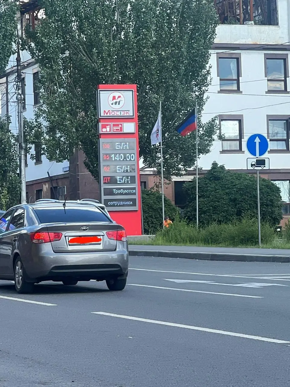 На яме.
машин не много | Сетка — социальная сеть от hh.ru