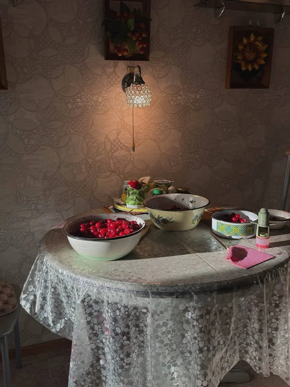 у бабушки всегда тепло ❤🏡
Стали реже видеться, но от этого каждая встреча как долгожданный праздник.
Сегодня приехали сюрпризом.
Они очень удивились и от этого объятия были крепче прежнего | Сетка — социальная сеть от hh.ru