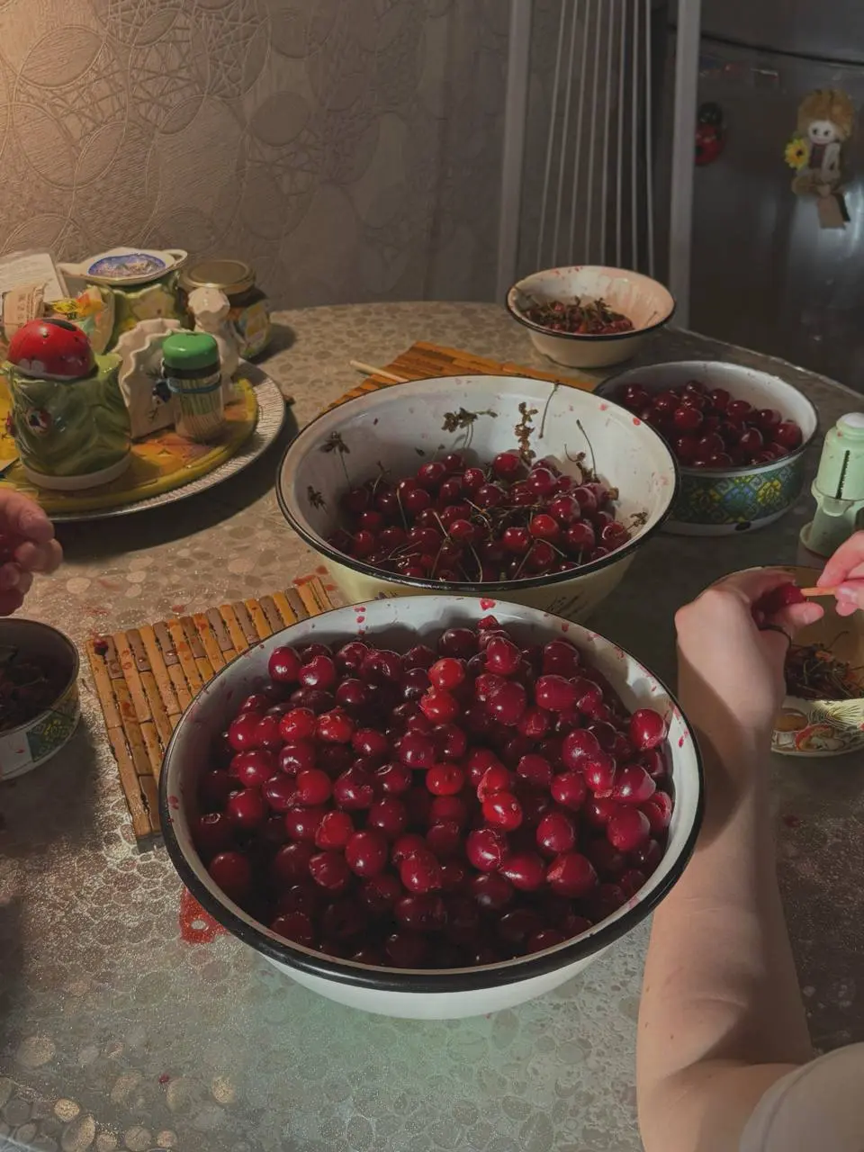у бабушки всегда тепло ❤🏡
Стали реже видеться, но от этого каждая встреча как долгожданный праздник.
Сегодня приехали сюрпризом.
Они очень удивились и от этого объятия были крепче прежнего | Сетка — социальная сеть от hh.ru