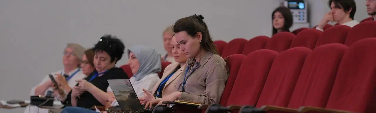 🎤 Недавно мне выпала возможность — стать спикером и модератором на сессиях «АРХ-ИДЕИ 2026» в Дагестане. А ещё я была частью организаторской команды | Сетка — социальная сеть от hh.ru