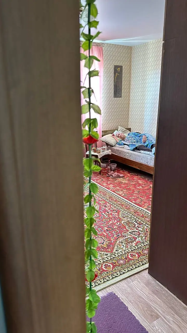 Приехала на 2 недели к бабушке.
Пока что будет только она и я.
Характер у Марии Ильиничны не простой. Абсолютно любая просьба звучит как приказ | Сетка — социальная сеть от hh.ru