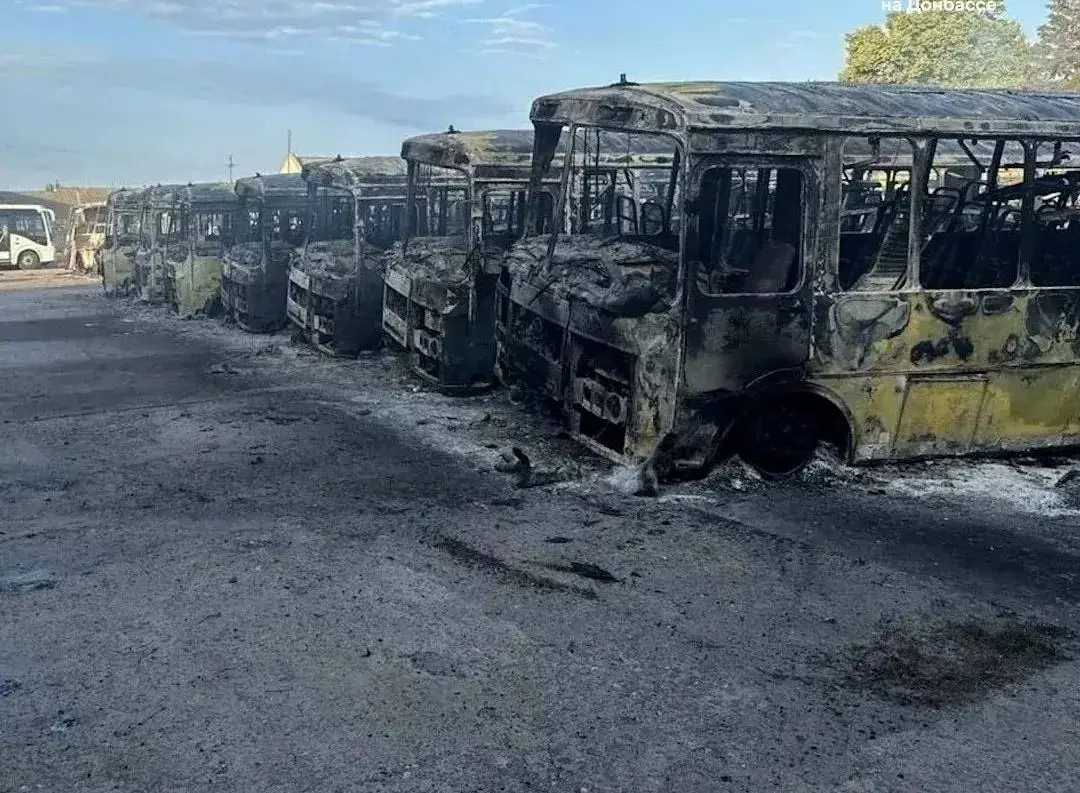 Беспилотники ВСУ ударили по школьным автобусам в Херсонской области. 14 машин разбиты | Сетка — социальная сеть от hh.ru