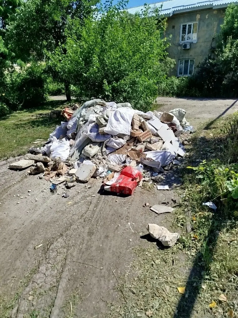 машина вывалила строительный мусор на дорогу в Червоногвардейском районе Макеевки.
Водитель аргументировал свой поступок просто: «для засыпки ям». | Сетка — социальная сеть от hh.ru