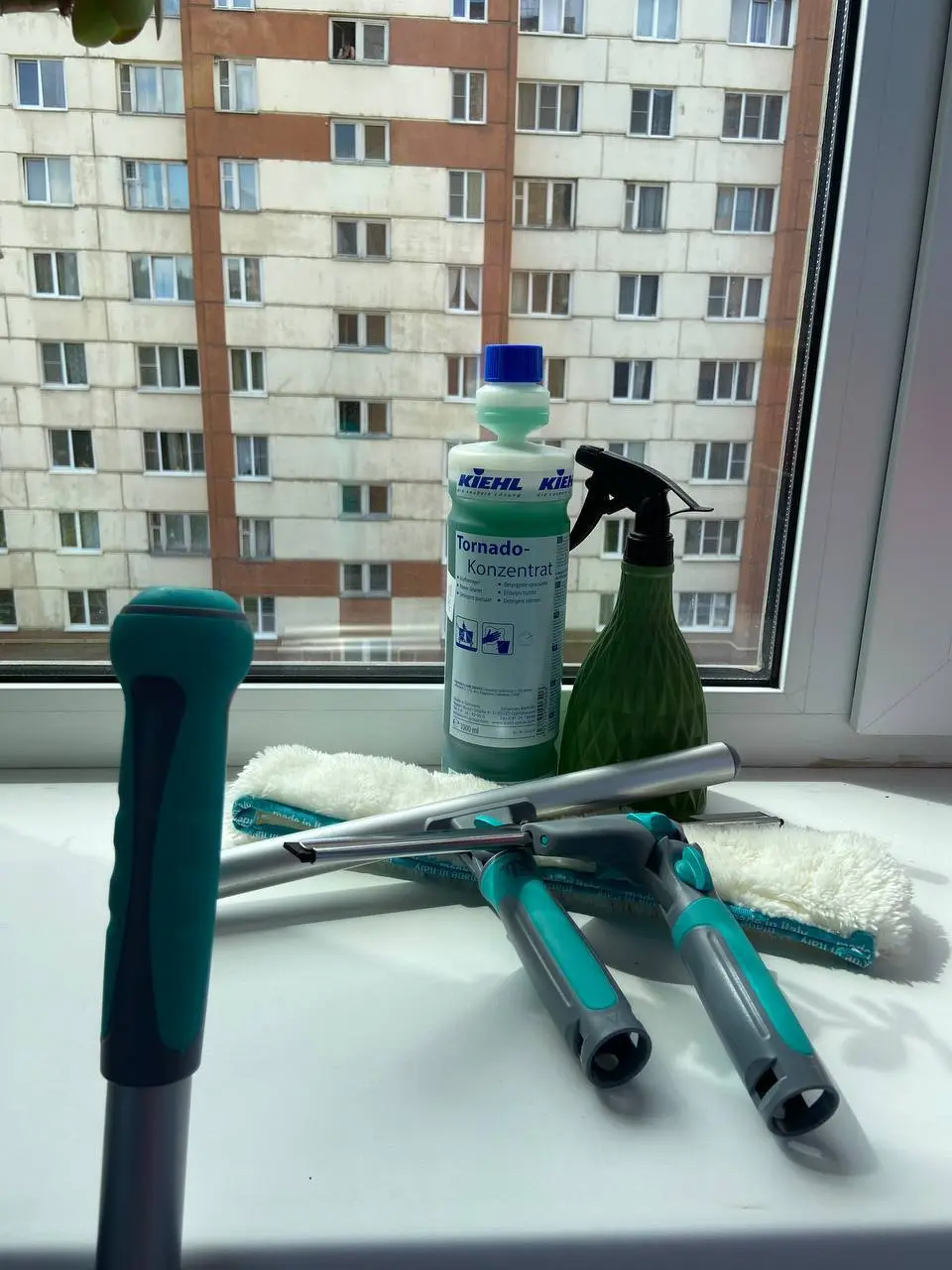 А вы знали, что с профессиональными средствами окна ДОЛЬШЕ остаются чистыми?
И это не просто экономия времени на одной уборке. Это экономия ресурсов и рост доверия клиентов | Сетка — социальная сеть от hh.ru
