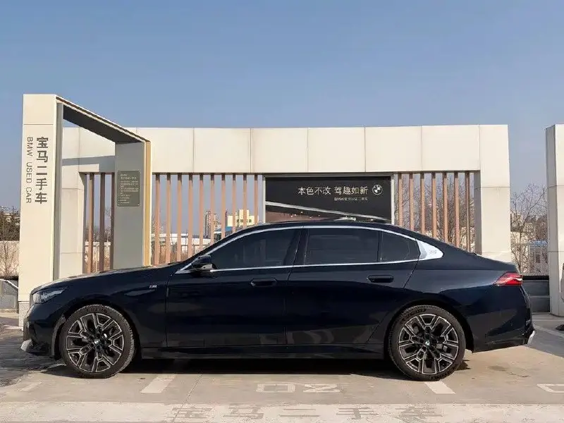 🔥 ЛОТ ДНЯ #002 | Почти новый BMW 530Li
🚗 BMW 530Li Exclusive M Sport
📅 2025 год выпуска
📍 Пробег: 16 000 км
🖤 Цвет кузова — Black Sapphire
❤️ Бордовый кожаный салон
⸻
⚙️ Основные характеристики
✔️ 2 | Сетка — социальная сеть от hh.ru