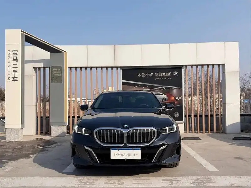 🔥 ЛОТ ДНЯ #002 | Почти новый BMW 530Li
🚗 BMW 530Li Exclusive M Sport
📅 2025 год выпуска
📍 Пробег: 16 000 км
🖤 Цвет кузова — Black Sapphire
❤️ Бордовый кожаный салон
⸻
⚙️ Основные характеристики
✔️ 2 | Сетка — социальная сеть от hh.ru