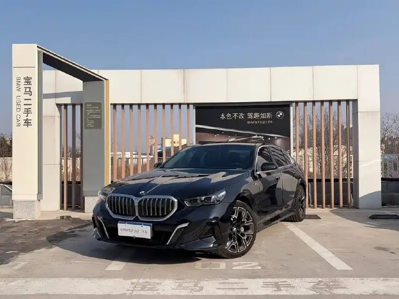 🔥 ЛОТ ДНЯ #002 | Почти новый BMW 530Li
🚗 BMW 530Li Exclusive M Sport
📅 2025 год выпуска
📍 Пробег: 16 000 км
🖤 Цвет кузова — Black Sapphire
❤️ Бордовый кожаный салон
⸻
⚙️ Основные характеристики
✔️ 2 | Сетка — социальная сеть от hh.ru