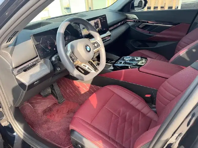 🔥 ЛОТ ДНЯ #002 | Почти новый BMW 530Li
🚗 BMW 530Li Exclusive M Sport
📅 2025 год выпуска
📍 Пробег: 16 000 км
🖤 Цвет кузова — Black Sapphire
❤️ Бордовый кожаный салон
⸻
⚙️ Основные характеристики
✔️ 2 | Сетка — социальная сеть от hh.ru
