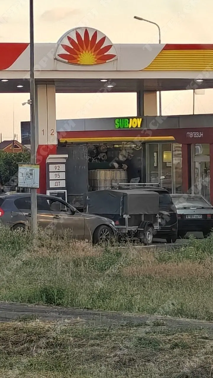 На заправке в Матвеев-Кургане под видом АИ-95 продают мутный шмурдяк.
Его массово скупают перекупы и гонят дальше на перепродажу в ДНР.
Для мотора это лотерея с быстрым финалом, лить такое нельзя | Сетка — социальная сеть от hh.ru