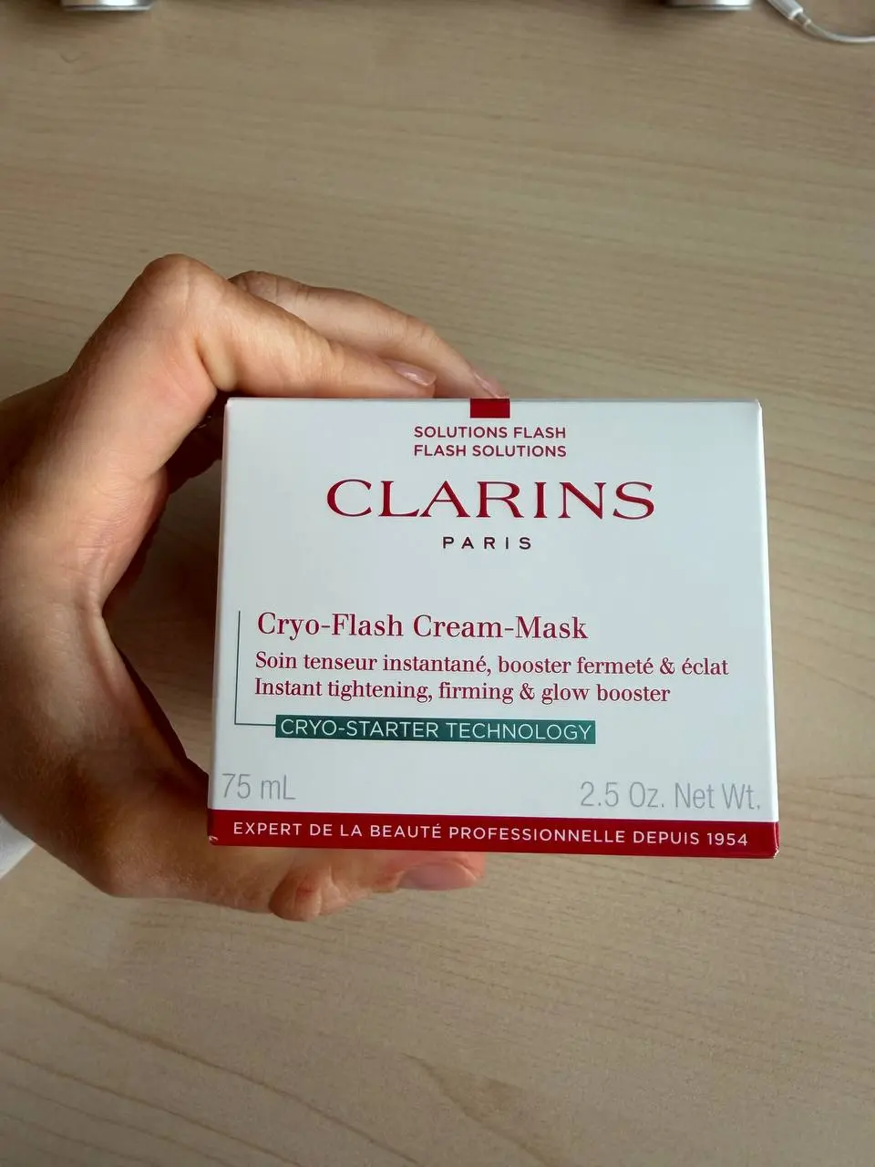 Долго смотрела на нашумевшую CLARINS Cryo-Flash Cream Mask и наконец решила взять ее на пробу.
Использую ее не совсем по инструкции — наношу перед процедурой с микротоками | Сетка — социальная сеть от hh.ru
