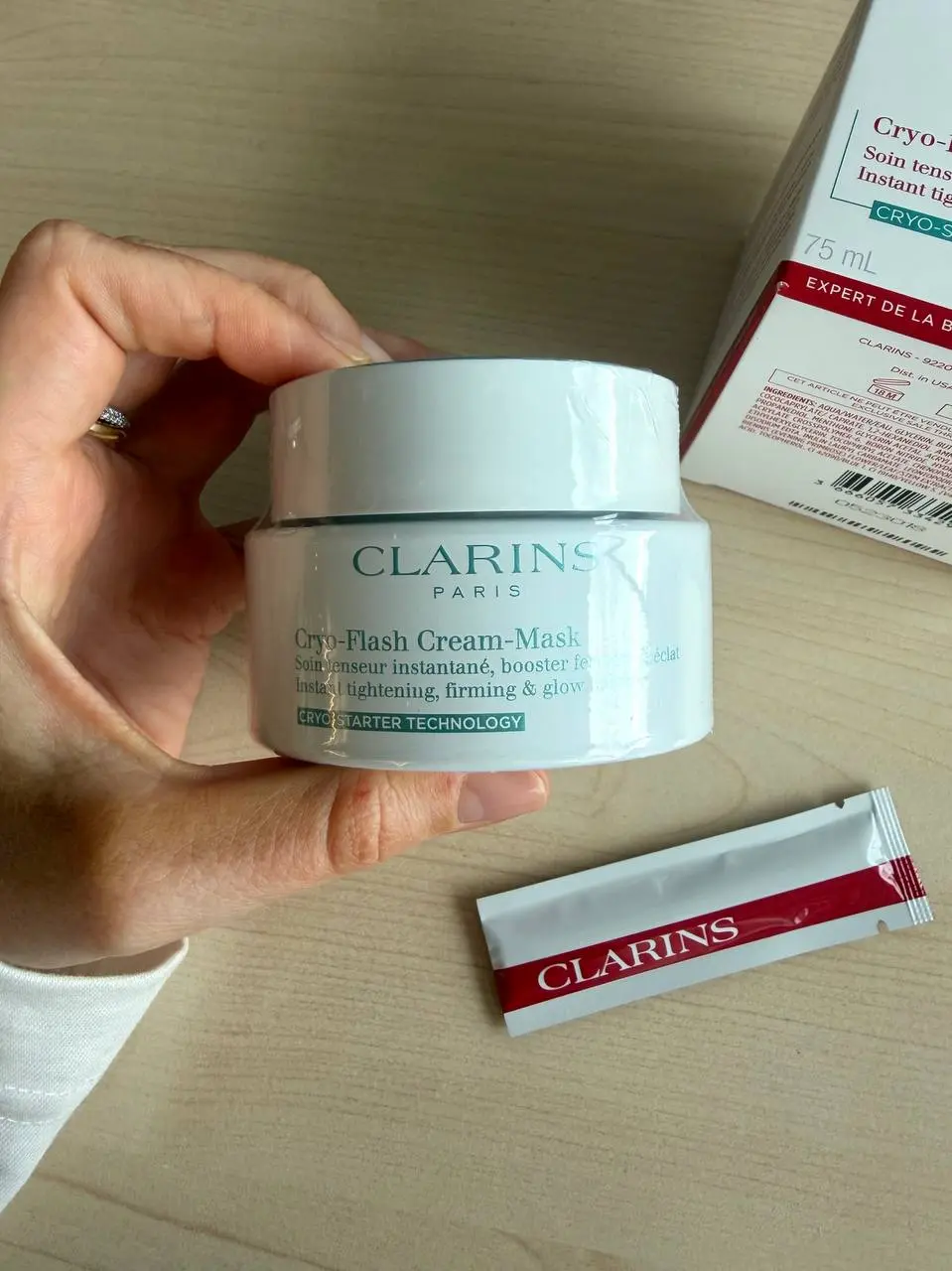 Долго смотрела на нашумевшую CLARINS Cryo-Flash Cream Mask и наконец решила взять ее на пробу.
Использую ее не совсем по инструкции — наношу перед процедурой с микротоками | Сетка — социальная сеть от hh.ru